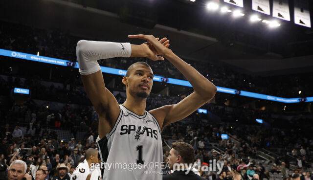 웸반야마가 2일 올랜도와 경기에서 승리 후 박수를 치고 있다. /게티이미지코리아