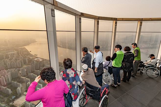 지상 500m 높이 서울스카이 전망대에도 거뜬히 올라간 장애인·노약자들