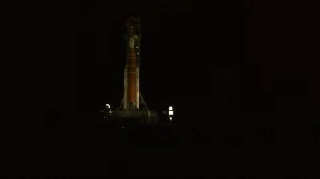 미 항공우주국(NASA)은 케네디 우주센터 발사대 39B에 설치된 아르테미스 2호 우주발사시스템(SLS)와 오리온 우주선의 모습을 유튜브 등을 통해 24시간 생중계하고 있다. (사진=NASA 유튜브 캡처) *재판매 및 DB 금지