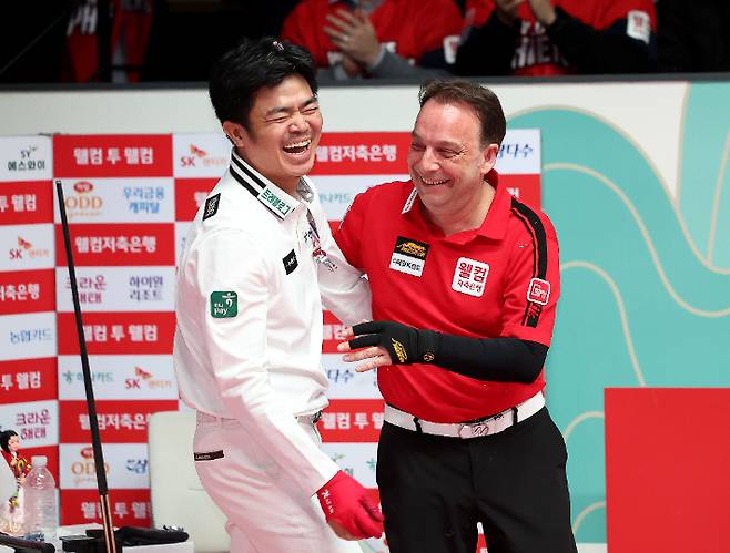 산체스(오른쪽)이 2일 '웰컴저축은행 PBA 챔피언십' 남자부 결승 뒤 정상에 오른 응우옌을 축하하고 있다. PBA