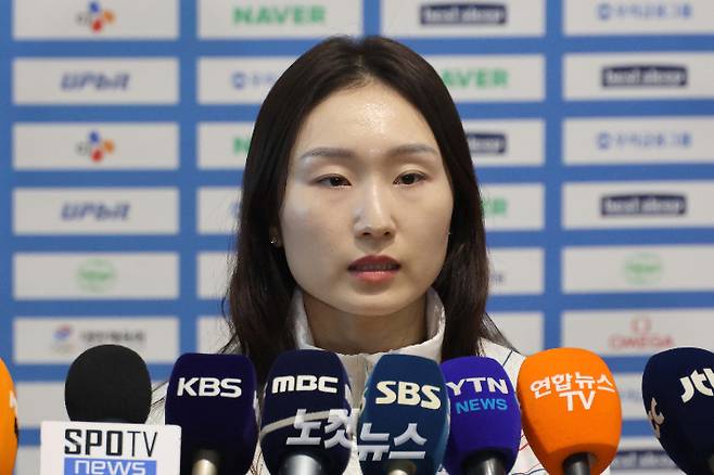 2026 제25회 2026 밀라노·코르티나담페초 동계올림픽에 참가하는 쇼트트랙 최민정이 지난달 30일 인천국제공항 제2여객터미널을 통해 출국하기 전 취재진과 인터뷰하는 모습. 박종민 기자
