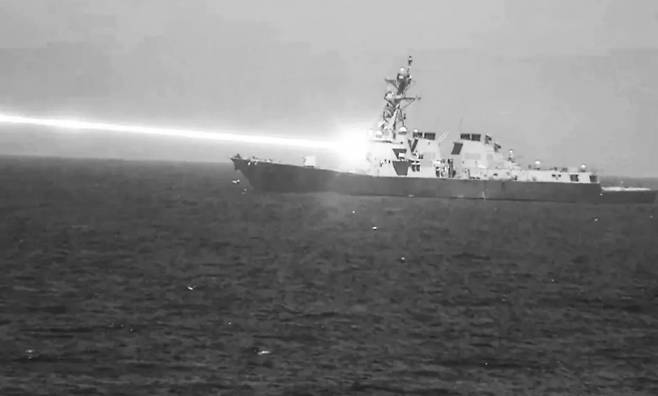 미 해군 알레이버크급 구축함 USS 프레블함이 2025년 1월 이전 실시된 시험에서 고에너지 레이저 무기 ‘헬리오스(HELIOS)’를 발사하는 모습. 적외선(IR) 영상 캡처 이미지다. 미군 제공