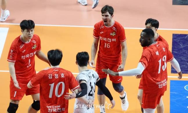 2025-2026 V-리그 남자부 우리카드 대 한국전력 경기가 2일 서울 장충체육관에서 열렸다. 한국전력 무사웰(왼쪽에서 4번째)이 결정적인 공격을 성공시킨 후 환호하고 있다. /사진=김진경 대기자