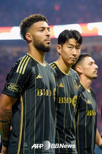 데니스 부앙가(왼쪽)과 손흥민(가운데)이 경기 킥오프를 기다리고 있다. /AFPBBNews=뉴스1