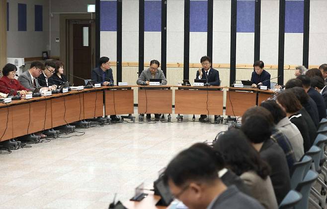 최충규 대전 대덕구청장이 4일 확대간부회의에서 대전.충남 행정통합 특별법안에 대한 강도 높은 비판을 이어갔다. (사진= 대전 대덕구)