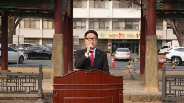 이정윤 의원이 홍성군청 앞에서 홍성군수 출마의 변을 발표하고 있다. 사진=김영정 기자