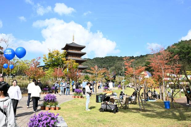 2025년 김천김밥축제가 개최된 사명대사공원내 평화의탑. 사진=김천시 제공