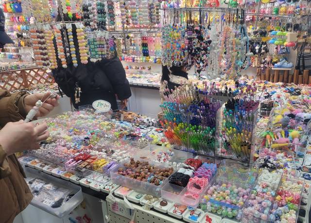 볼꾸 용품으로 채워진 부산진시장 3층 액세서리 매장 ‘미니스타’.