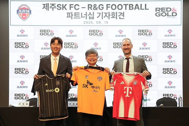 15일 스탠포드호텔코리아 그랜드볼룸홀에서 열린 제주-R&G 풋볼 파트너십 기자회견서 구자철 제주 어드바이저(왼쪽부터) 구창용 제주 대표, 자우어 R&G 대표가 기념 촬영을 하고 있다. 사진=제주