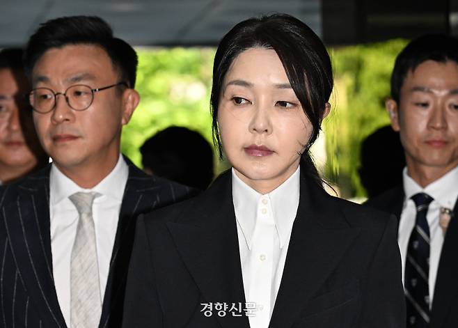 자본시장법 위반, 정치자금법 위반, 특정범죄 가중처벌법상 알선 수재 혐의를 받고 있는 김건희 여사가 지난해 8월12일 오전 서울 서초구 서울중앙지방법원에 영장실질심사를 받기 위해 출석하고 있다. 권도현 기자