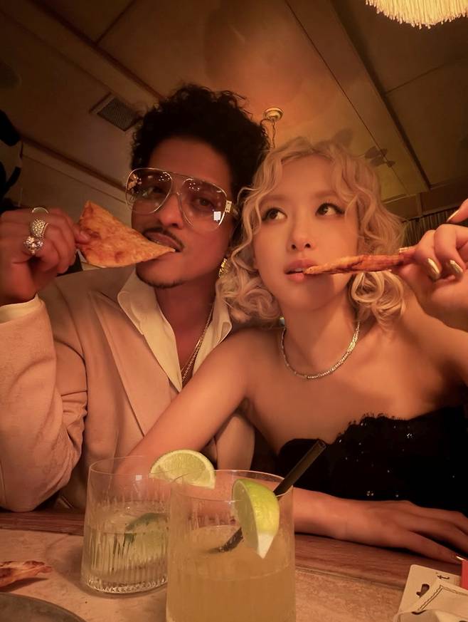 왼쪽부터 브루노 마스, 로제. 로제 인스타그램