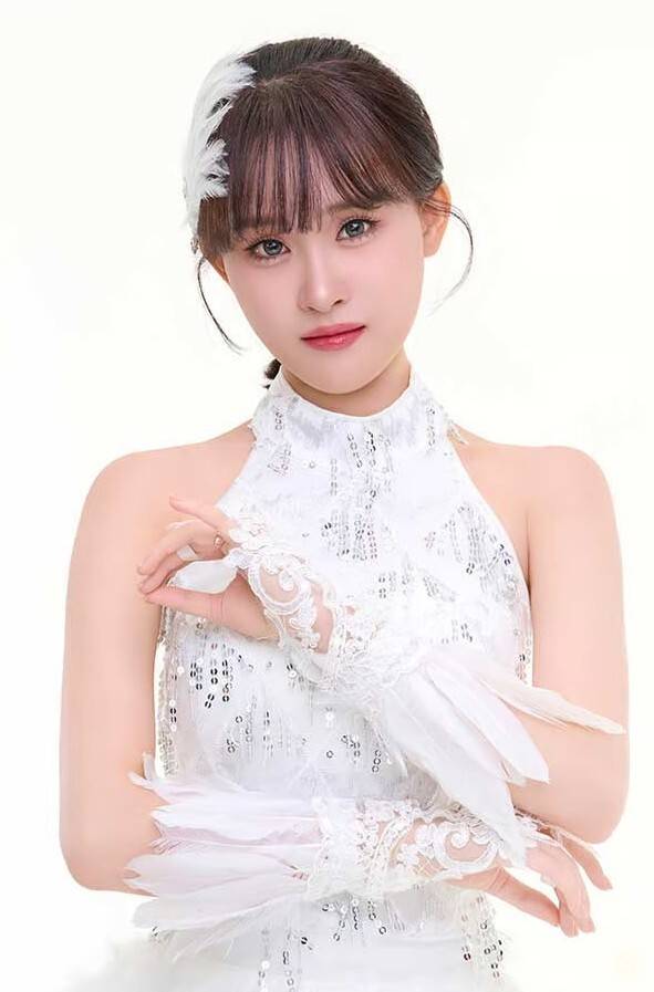 '미스트롯2'로 얼굴을 알린 김다현은 꾸준한 방송 활동을 이어가고 있다. 현컴퍼니 제공