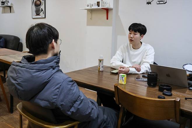 <토끼풀>의 조준수 기자(오른쪽)가 10대 우경화 현상을 주제로 한 학생을 인터뷰하고 있다. ⓒ<토끼풀>