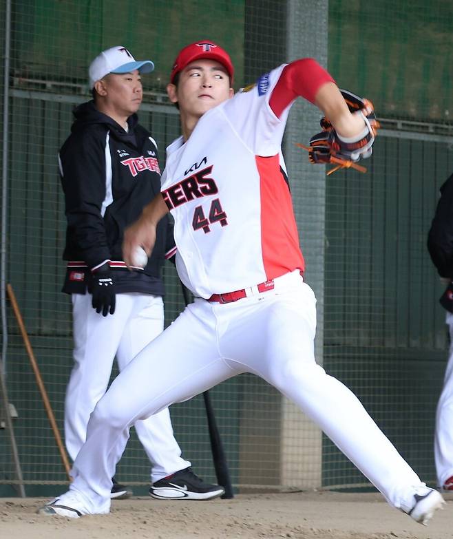 ▲ 이태양은 지난해 2군에서부터 수정에 들어간 투구폼을 통해 첫 불펜을 비교적 만족스럽게 마쳤다 ⓒKIA타이거즈