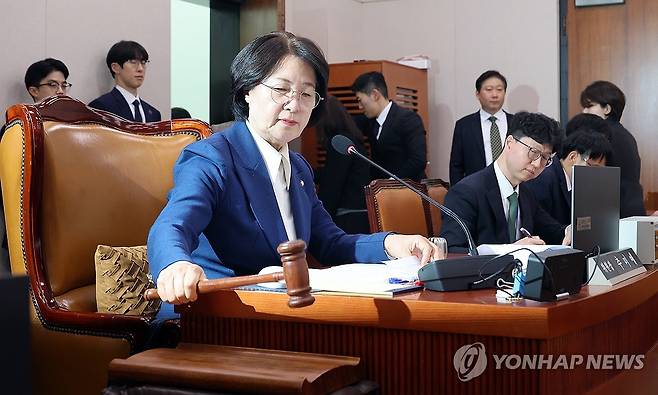 의사봉 두드리는 추미애 법사위원장 (서울=연합뉴스) 이동해 기자 = 추미애 법사위원장이 4일 국회에서 열린 법제사법위원회 전체회의에서 의사봉을 두드리고 있다. 2026.2.4 eastsea@yna.co.kr