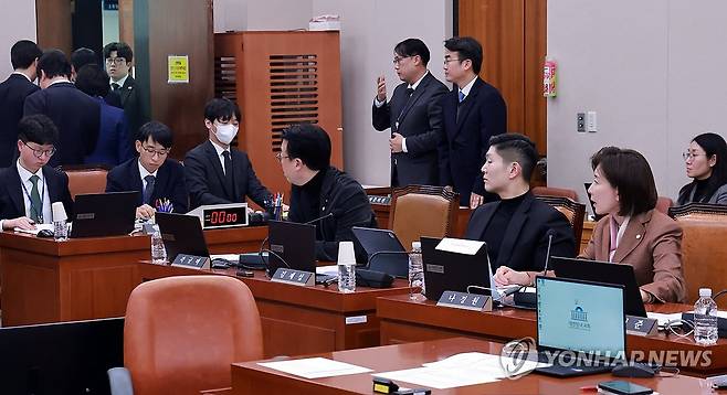 추미애 법사위원장 정회 선언에 항의하는 야당 위원들 (서울=연합뉴스) 신현우 기자 = 국회 법제사법위원장인 더불어민주당 추미애 의원이 4일 국회에서 열린 법사위 전체회의에서 정회를 선언하자 국민의힘 나경원 의원 등 야당 법사위원들이 항의하고 있다. 2026.2.4 nowwego@yna.co.kr