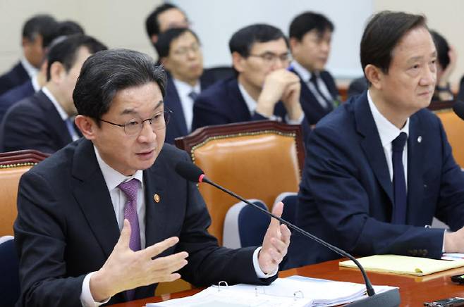 이억원 금융위원장이 5일 서울 여의도 국회에서 열린 정무위원회 전체회의에 출석, 질의에 답변하고 있다. 오른쪽은 이찬진 금융감독원장. (사진=이데일리 노진환 기자)