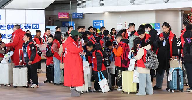 지난달 12일 중국인 학생 단체관광객들이 인천 연수구 인천항 국제여객터미널을 통해 입국하고 있다. (사진=연합뉴스)