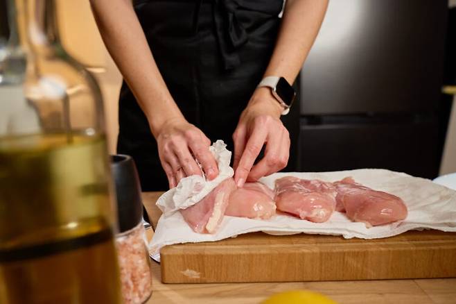 냉장 닭가슴살은 세균성 오염 위험이 높은 식품으로 유통기한을 잘 지켜 섭취하는 것이 권장된다. 사진=게티이미지뱅크