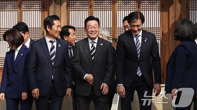 이재명 대통령이 지난 1월 16일 청와대 상춘재에서 열린 정당 지도부 초청 오찬에서 기념촬영을 마치고 정청래 더불어민주당 대표, 조국 조국혁신당 대표와 나란히 이동하고 있다. (청와대통신사진기자단) 2026.1.16/뉴스1 ⓒ News1 허경 기자