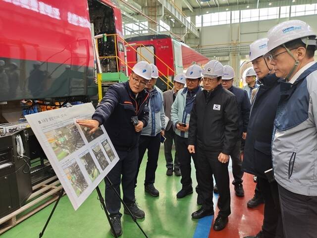 홍지선 국토교통부 제2차관이 5일 오후 철도차량 제작사 다원시스 정읍공장을 찾아 ITX-마음 차량 제작 진행 상황을 점검했다. /국토교통부