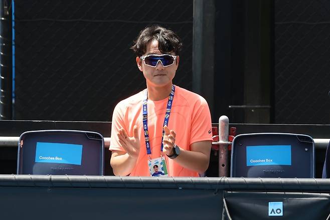 2026 호주오픈 14세부에서 임예린을 독려하고 있는 우충효 코치