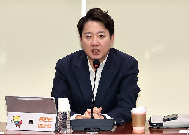 국민의힘 소장파 초·재선 의원 모임인 '대안과 미래' 소속 의원들이 3일 국회 의원회관에서 이준석 개혁신당 대표를 초청해 '위기의 한국 보수에 대한 진단과 해법!' 토론회를 열고 있다. 연합뉴스