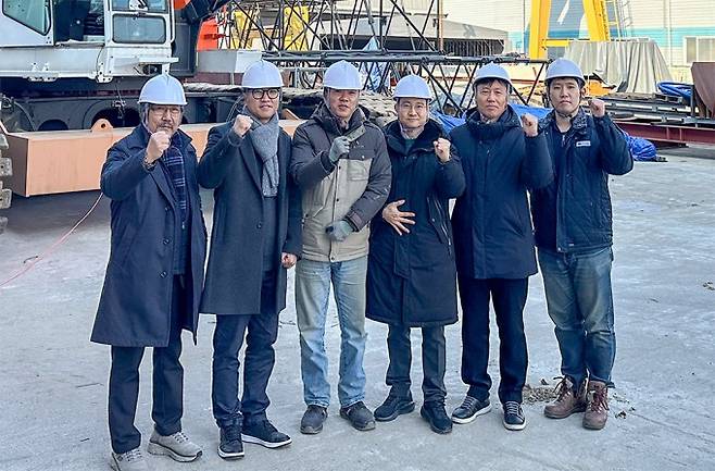 공동연구팀 단체사진(왼쪽부터 한국크레인협회 김인유 부회장, 한건연 이호연 책임연구원, 한건연 정진범 선임연구원, 생기원 김병학 수석연구원, 플렉스시스템 강성귀 이사, 지이산업 신호진 과장). 한국생산기술연구원 제공