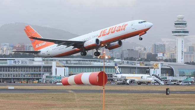 제주국제공항에서 이륙 중인 항공기. 사진=연합뉴스