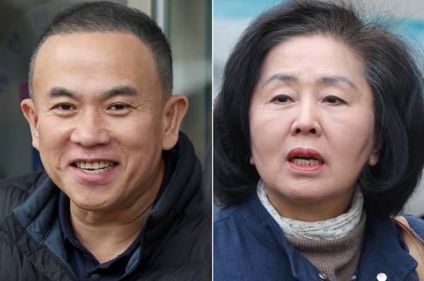 정치자금법 위반 혐의로 기소된 명태균(왼쪽) 씨와 국민의힘 김영선 전 의원이 5일 오후 경남 창원시 성산구 창원지법에서 열린 1심 재판에 출석하고 있다. 연합뉴스