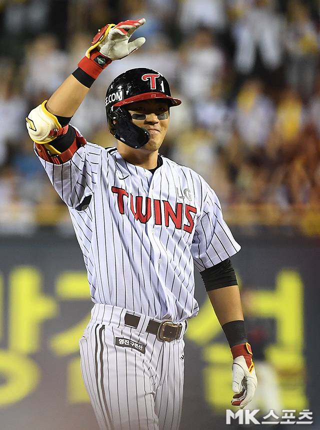 2025년 8월 20일 서울 잠실야구장에서 ‘2025 KBO리그’ 롯데 자이언츠와 LG 트윈스의 경기가 열렸다. 7회말 1사 1루에서 LG 천성호가 안타 후 미소짓고 있다. 사진=천정환 기자