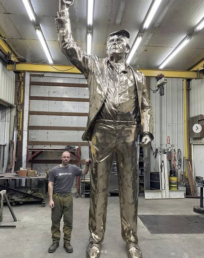 조각가 앨런 코트릴이 자신이 제작한 도널드 트럼프 대통령 동상 옆에서 포즈를 취하는 모습./사진=앨런 코트릴 인스타그램 계정 갈무리
