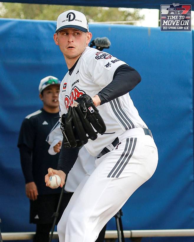 ▲ 2020년 자신의 잠재력을 터뜨린 김원형 현 두산 감독을 다시 만난 크리스 플렉센 ⓒ두산베어스