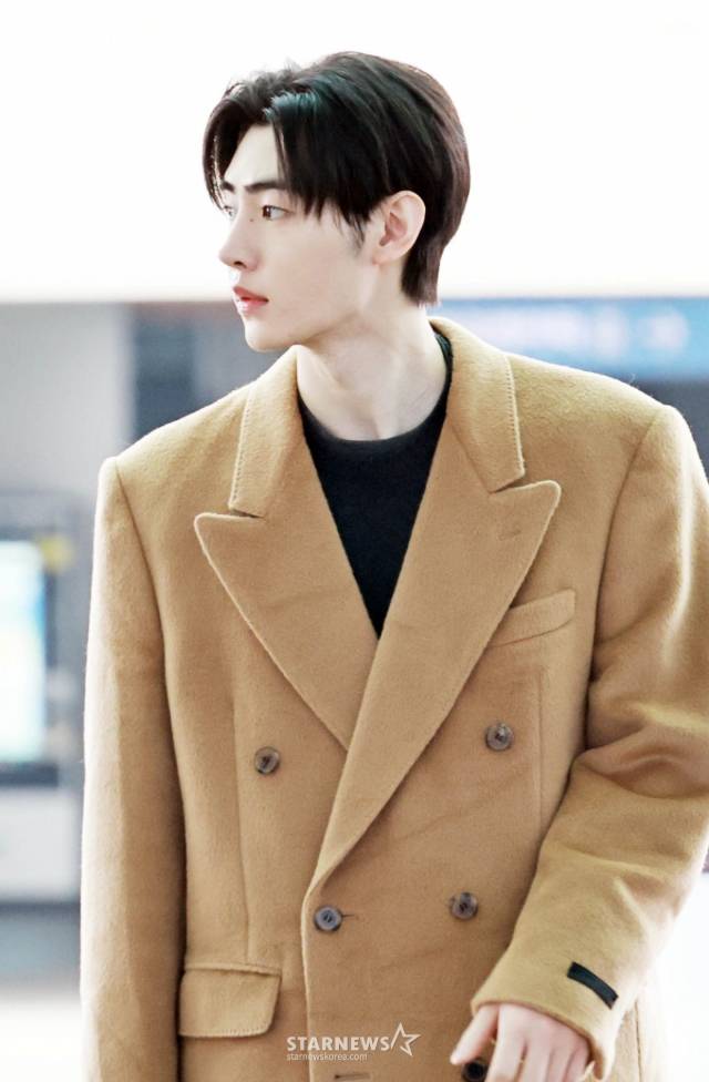 그룹 엔하이픈(ENHYPEN) 성훈이 제25회 밀라노 코르티나 동계올림픽 성화 봉송 일정 차 4일 오전 인천국제공항을 통해 출국하고 있다. 2026.02.04 사진 임성균기자