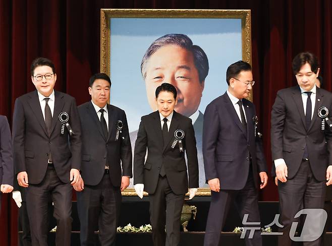 장동혁 국민의힘 대표를 비롯한 의원들이 21일 오전 서울 동작구 서울현충원에서 열린 '김영삼 전 대통령 서거 10주기 추모식'에서 헌화 및 묵념을 마치고 자리로 돌아가고 있다. 왼쪽부터 신동욱, 정희용, 장동혁, 유상범, 박성훈. (공동취재) 2025.11.21/뉴스1 ⓒ News1 황기선 기자