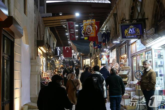 5일(현지시간) 튀르키예 중남부 도시 카흐라만마라쉬의 시장에서 시민들이 물건을 살펴보고 있다. 2026.02.06/뉴스1
