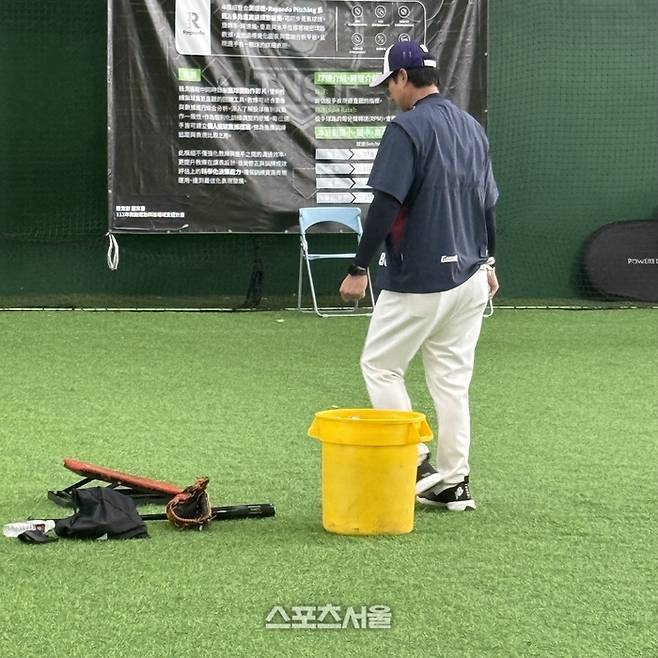 이헌곤 코치가 널뛰기 판자를 활용하여 공을 굴리려 하고 있다. 타이난 | 박연준 기자 duswns0628@sportsseoul.com