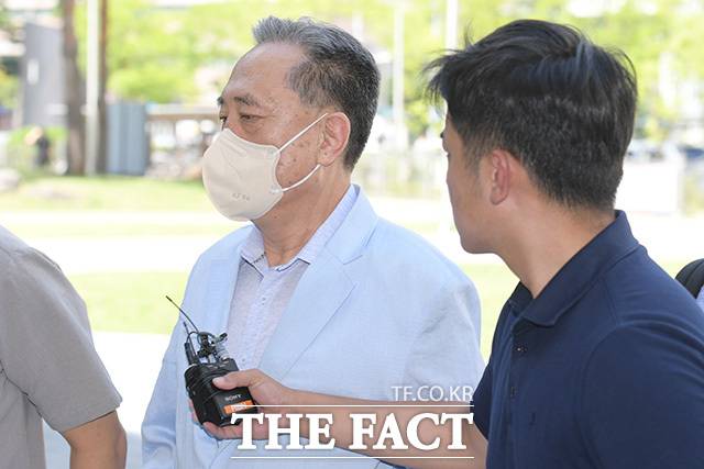 새마을금고의 공동대출은 박 전 회장 재임 시기부터 본격적으로 확산됐다는 게 내부 관계자들의 공통된 설명이다. 사진은 박차훈 전 새마을금고중앙회장이 2023년 8월 8일 오후 서울 송파구 서울동부지방법원에서 열린 구속 전 피의자 심문(영장실질심사)을 받기 위해 출석하고 있는 모습. /더팩트DB