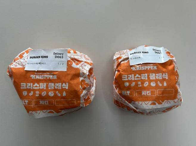 최근 버거킹에서 출시한 '더 크리스퍼 베이컨&치즈'(왼쪽)와 '더 크리스퍼'.