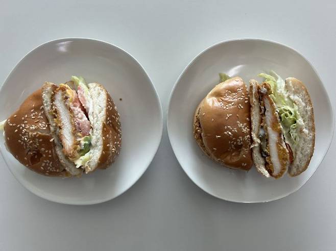 버거킹 더 크리스퍼 베이컨&치즈버거(왼쪽)과 더 크리스퍼 버거.