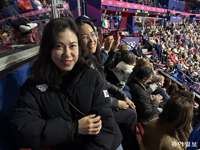 임해나 어머니 김현숙 씨(왼쪽)와 이모 김솔잎 씨(오른쪽)가 6일(한국 시간) 이탈리아 밀라노 아이스스케이팅 아레나에서 열린 대회 피겨스케이팅 아이스댄스 리듬댄스를 지켜보는 모습. 밀라노=임보미 기자