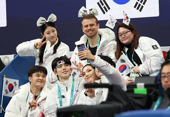 2026 밀라노·코르티나담페초겨울올림픽 개막일인 6일(현지시각) 이탈리아 밀라노 아이스스케이팅 아레나에서 열린 피겨 단체전 여자 싱글 쇼트프로그램 경기에 나선 신지아를 응원하기 전에 임해나, 권예, 차준환, 김현겸, 이해인이 셀피를 찍고 있다. 밀라노/연합뉴스