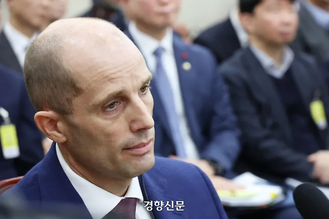 국회에서 지난해 12월30일 열린 쿠팡 개인정보 유출 등에 관한 청문회에서 해롤드 로저스 쿠팡 한국 임시대표가 의원 질의를 듣고 있다. 한수빈 기자