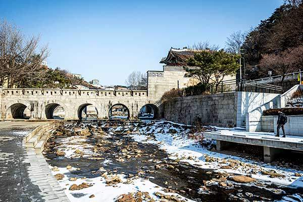 탕춘대성의 대표 문인 홍지문과 오간수문. 1920년 홍수로 유실됐던 걸 1970년대에 복원했다.