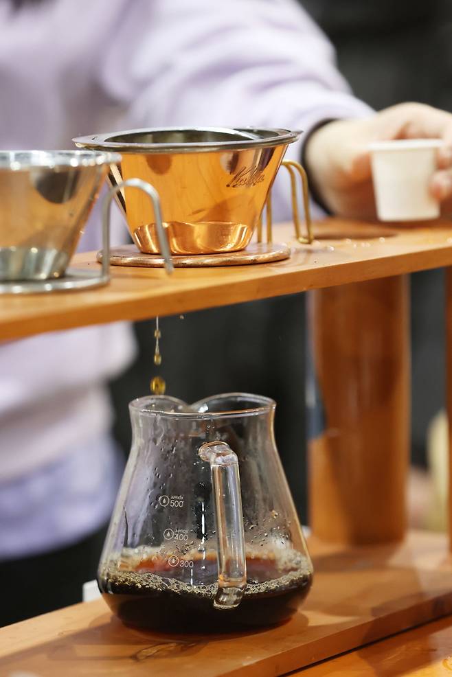 고지혈증 우려가 있다면 ‘카페스톨’ 성분을 걸러주는 종이 필터 방식의 커피를 선택하는 것이 좋다. 연합뉴스