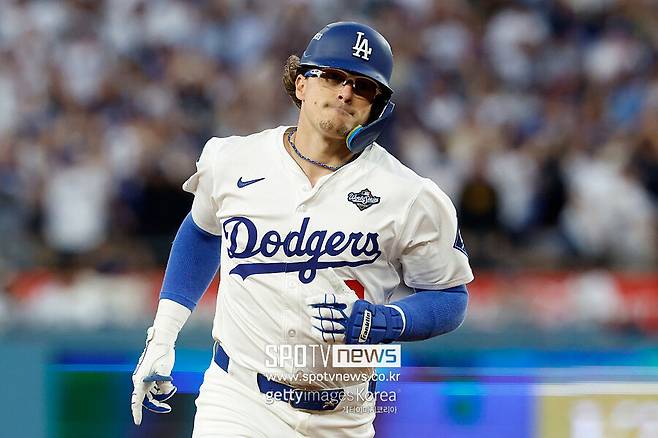 ▲ 현재 팔꿈치 수술 재활 중인 에르난데스가 오프시즌 막판 다저스와 다시 1년 계약을 하는 것은 충분히 그려볼 수 있는 시나리오라는 평가다