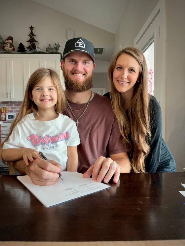 타일러 애플러(가운데)가 5일 대만프로야구 라쿠텐 몽키스와 계약했다. /사진=라쿠텐 몽키스 공식 SNS 갈무리