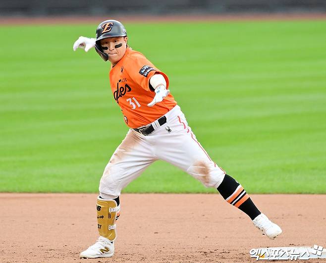 이번 FA 시장에서 유일하게 미계약자로 남아있던 손아섭이 5일 원소속팀 한화 이글스와 1년 1억원 계약서에 도장을 찍었다. 지난해 연봉 5억원에서 80%(4억원)나 삭감된 금액이다. 만약 손아섭이 FA 자격 행사가 아닌 한화와의 연봉 협상을 통해 재수를 노렸다면 어땠을까. 그는 2022시즌 커리어로우를 경신한 뒤 이듬해 리그 타격왕을 차지하며 극적인 반등을 이뤄낸 경험이 있다. 손아섭이 한 해 동안 이전처럼 눈부신 반등 스토리를 보여준 뒤 FA 시장에 나갔다면 어떤 결과가 따라왔을지는 아무도 모르는 일이다. 엑스포츠뉴스 DB