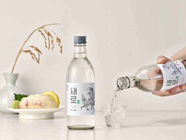 소비 트렌드가 변화하면서 '소주=초록병', '맥주=갈색병' 공식도 달라지고 있다. 주류는 저도주와 제로슈거, 저칼로리 등을 넘어 디자인까지 변화를 시도하는 등 소비 트렌드가 빠르게 반영되고 있다. /롯데칠성음료
