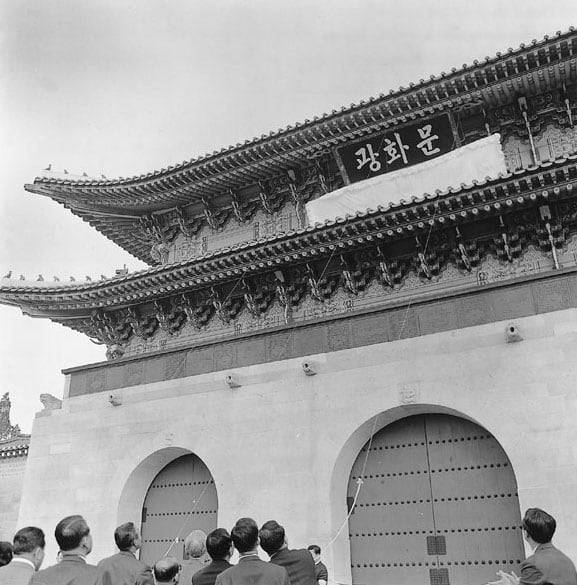1968년 12월 11일 광화문 복원 기념식에서 공개된 한글 현판. 박정희 대통령의 글씨다. /국가기록원